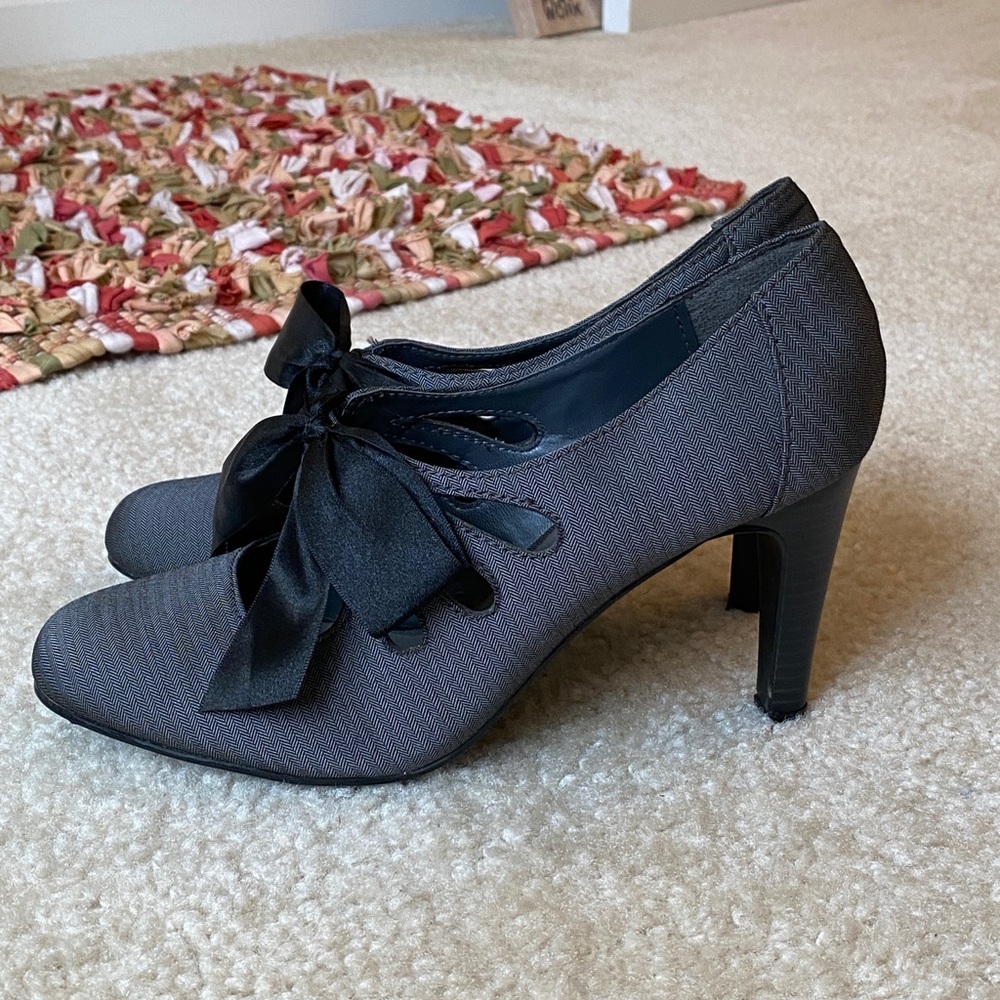 Ann Marino grey Lido bow tie shoes. - Picture 3 of 12